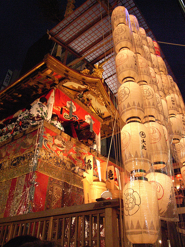 夏に囲まれ　提灯が祇園祭を映えさせる・・・　　人事見直し倶楽部通信　　№4877