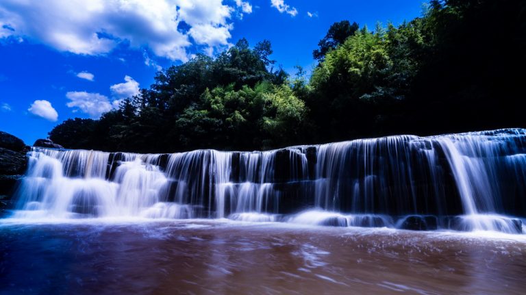 岩を裂く　水のすだれに　夏の声・・・　　人事見直し倶楽部通信　　№5649